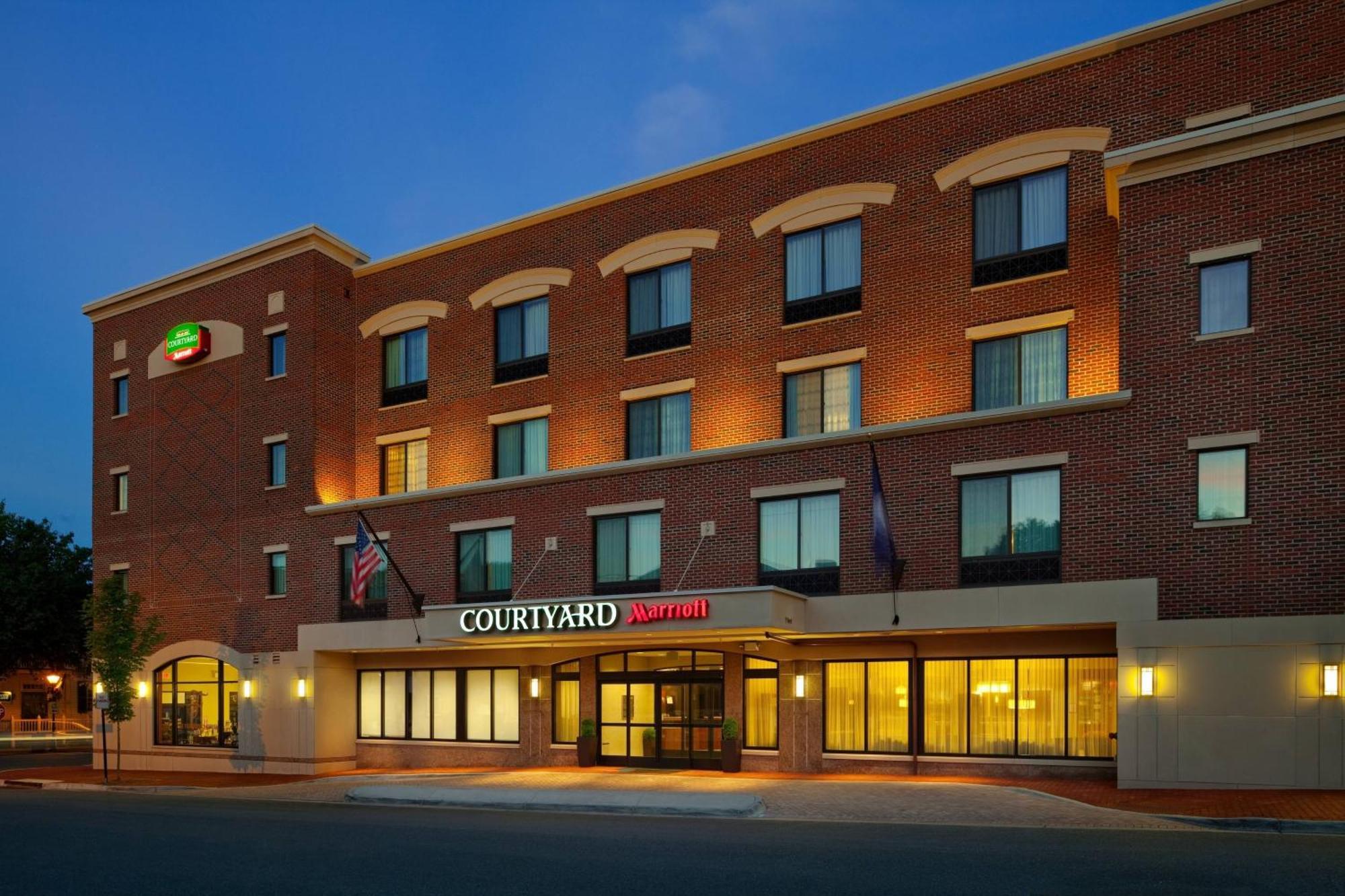 Courtyard Fredericksburg Historic District Hotel Exterior photo