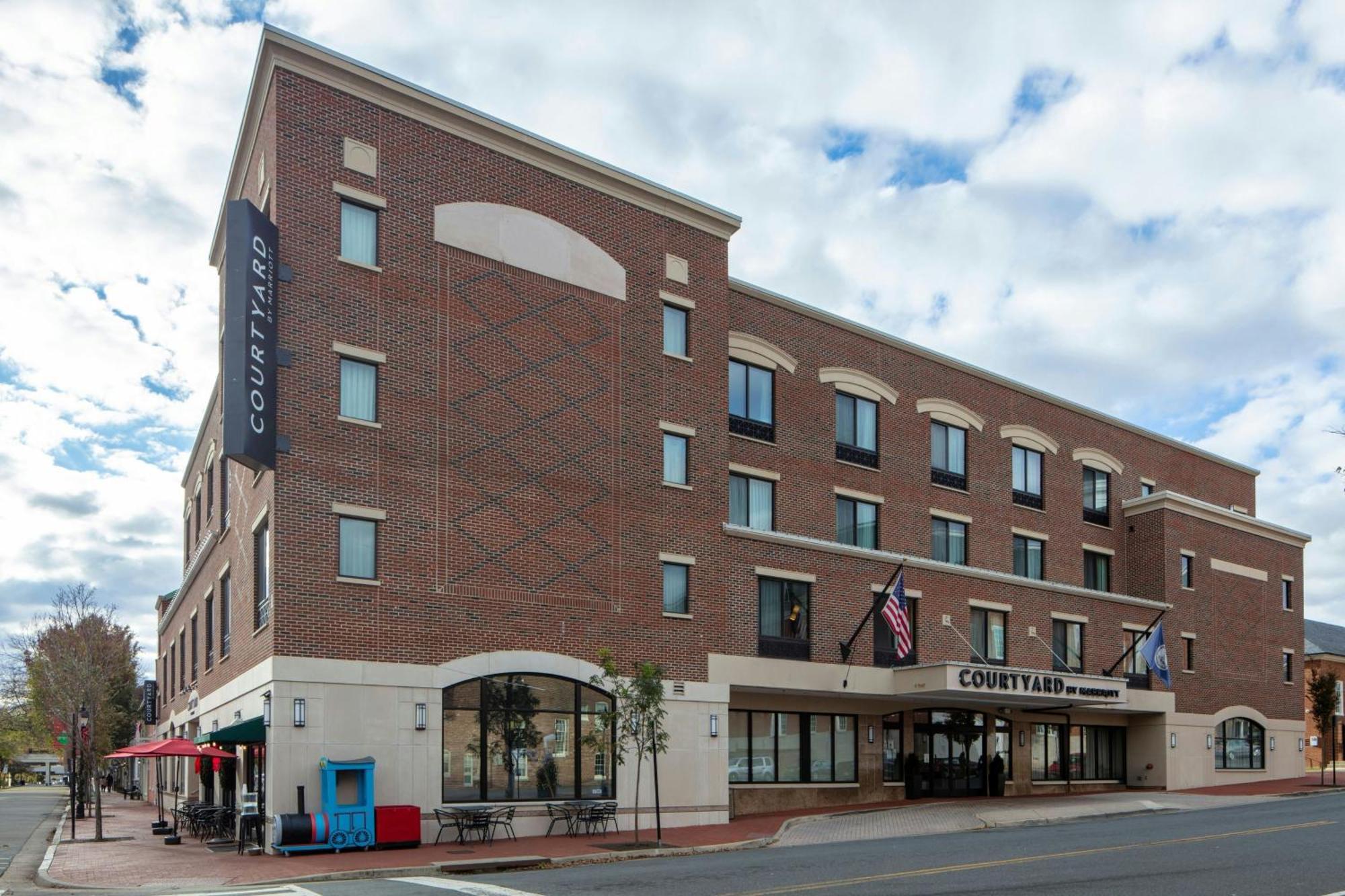 Courtyard Fredericksburg Historic District Hotel Exterior photo
