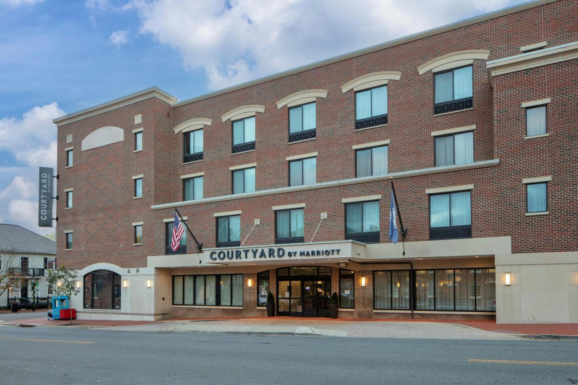 Courtyard Fredericksburg Historic District Hotel Exterior photo